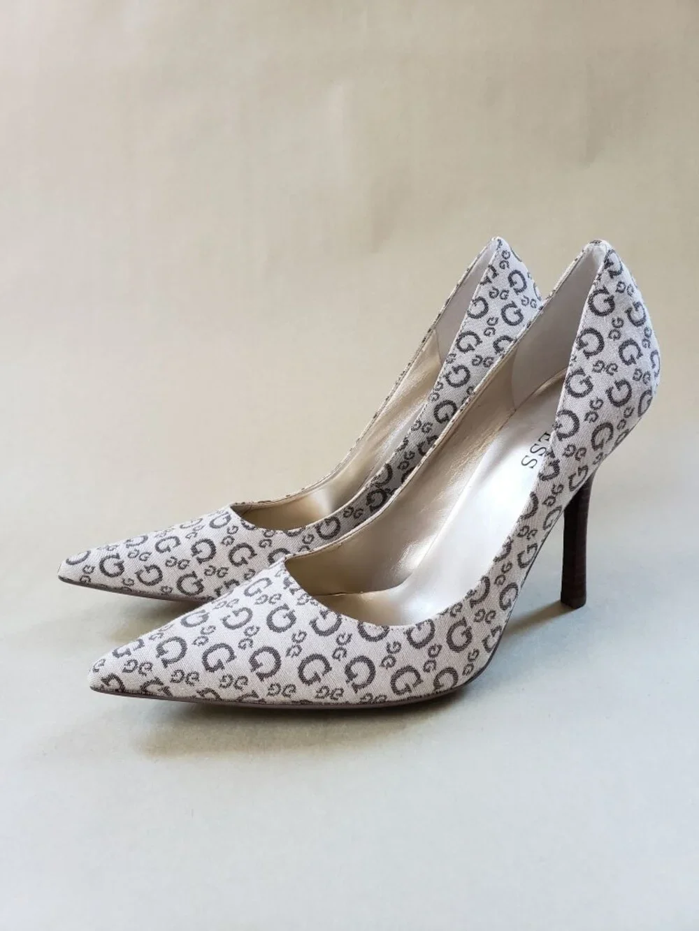 NIB GUESS Torance PUMPS heels G-logo 8.5 brown canvas shoes vintage